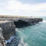 Andiamo oltre per lasciarci sorprendere dalla vista di altre grotte marine. C�� quella �del Porticello� (o �Stampagnata�)...